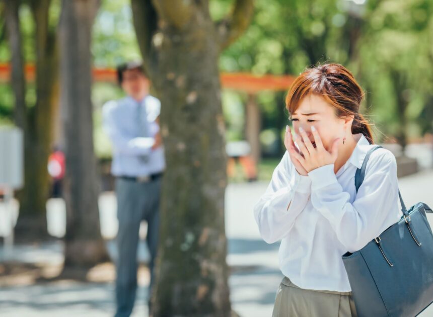 ストーカー被害にあった時の相談先や対策を解説