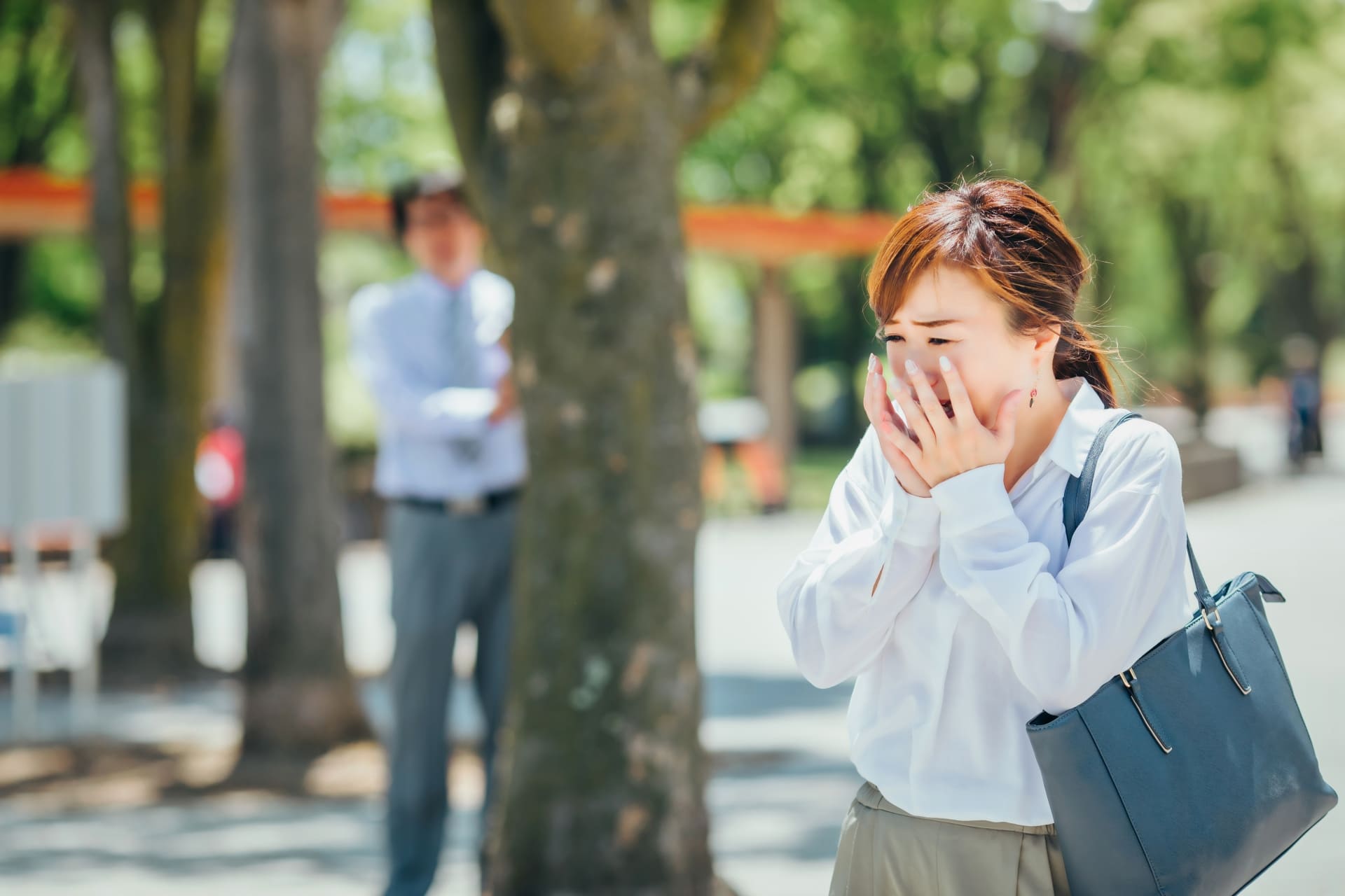 ストーカー被害にあった時の相談先や対策を解説